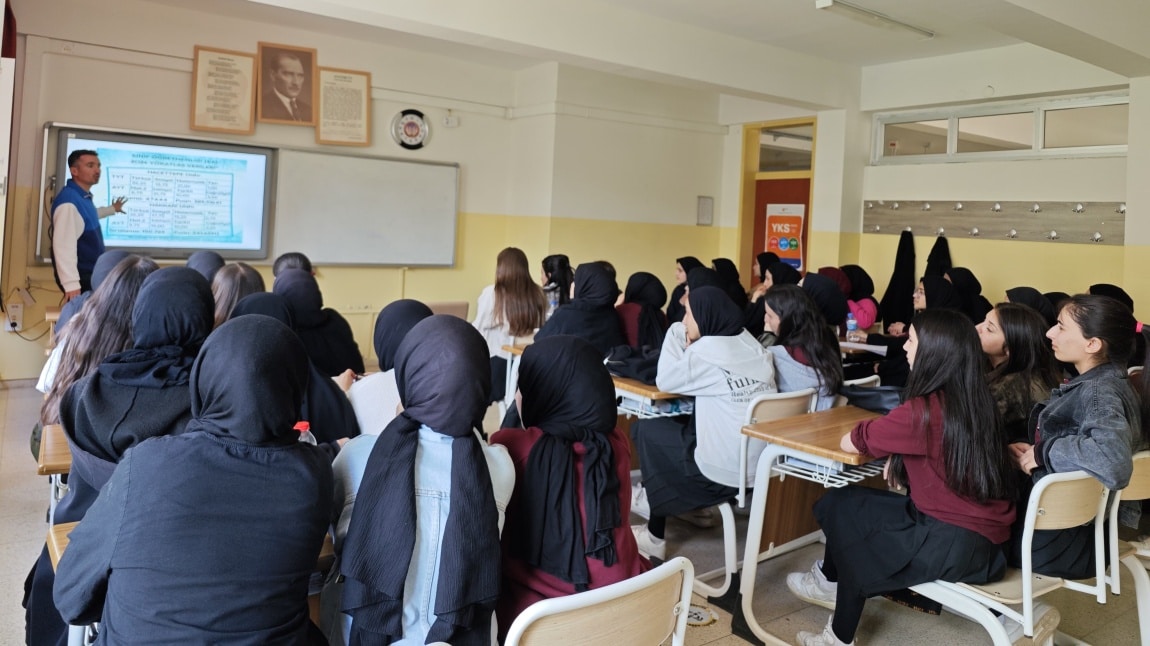 SON SINIF ÖĞRENCİLERİMİZE YÖK ATLAS VE BAZI ÜNİVERSİTELERİN TANITIMI YAPILDI.