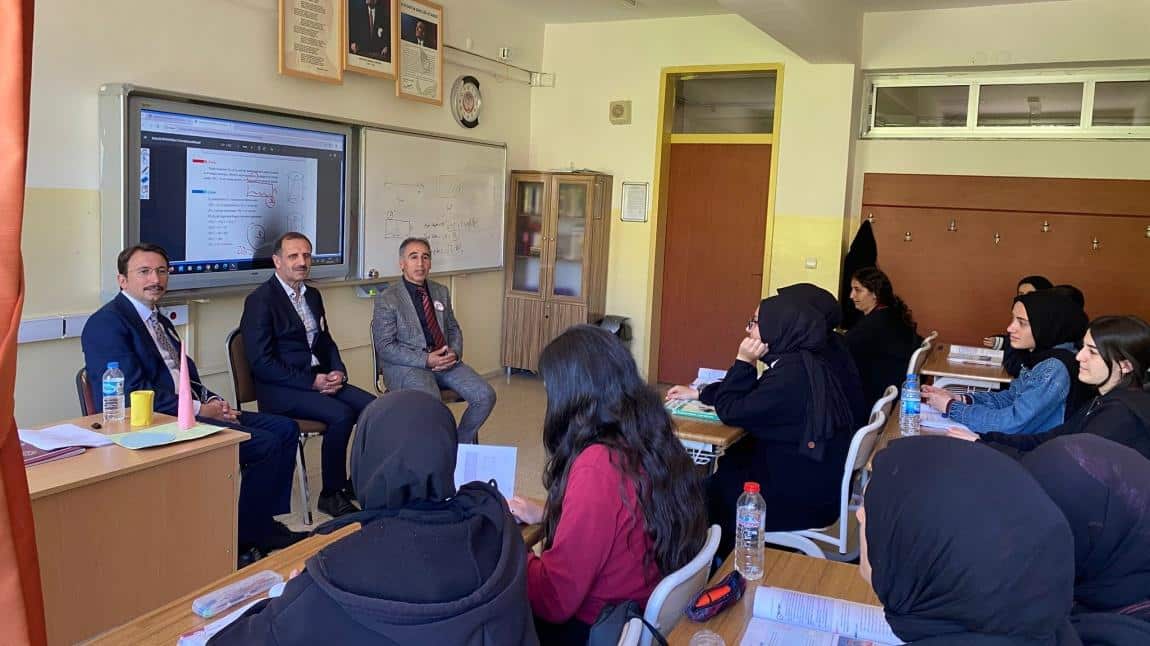 İlçe Kaymakamımız Sn. Muhammed ÇETİN, Belediye Başkanımız Sn. Abdulhakim YILDIZ ve İlçe Milli Eğitim Müdürümüz Sn. Muhittin ÇİFTÇİ okulumuzu ziyaret ettiler.